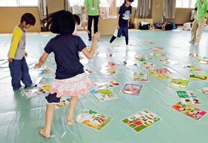 防災かるたは、幼稚園児や小学生、高齢者を対象にしたイベントでプロジェクトメンバーの学生も参加して活用してきた（北川慶子教授提供）