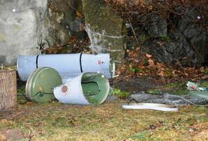 　米軍三沢基地所属のＦ１６戦闘機から投棄された燃料タンク＝１日午前８時２１分、青森県深浦町