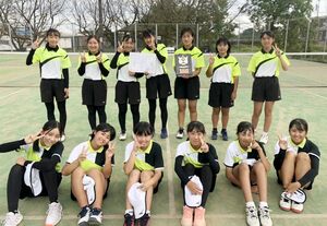 三養基・神埼地区中学生ソフトテニス選手権大会（女子）団体戦で優勝した上峰中