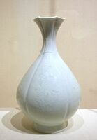 初代奥川忠右衛門の「白磁牡丹彫文花瓶」