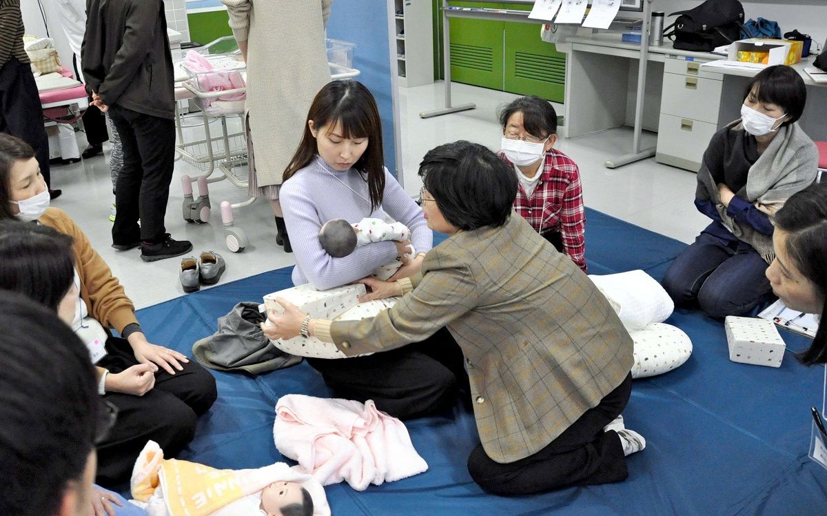 産後腱鞘炎予防に力 赤ちゃんに体近づけ抱っこ まちの話題 佐賀新聞ニュース 佐賀新聞live