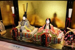 ひな人形の衣装となる佐賀錦は、縦に金・銀・漆の箔（はく）糸、横に絹糸を通して織り上げており、織り手の個性が光ります。写真は「彩鳳雛」で２５万円。