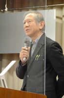 過労死の現状や防止策について語った長井偉訓さん＝佐賀市の県教育会館