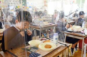 給食で佐賀海苔を頬張る子どもたち＝唐津市の浜崎小学校