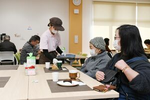 佐賀農高の生徒が開くカフェ「サノ・ボヌール」でケーキや飲み物を客に提供する生徒＝白石町の道の駅しろいし
