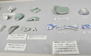 陶磁器も多く出土しており、中には焼成に失敗した品々も。御殿内で使われていたと考えられる＝佐賀市城内の佐賀城本丸歴史館