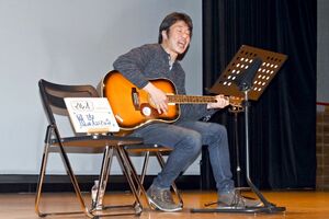 オリジナルソングを披露し観客を魅了する石丸登広さん＝佐賀市のアバンセ