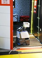 感染リスクが高い場所で軽い荷物などを運ぶ配送ロボット＝佐賀市の新型コロナウイルス軽症・無症状者宿泊料用施設