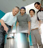 山本三國さん（左）から、「たろめん」の調理方法を教わる町内の飲食店関係者ら＝２０１０年１０月