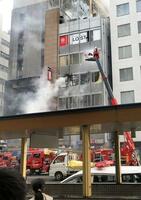 　２０２１年１２月１７日、白煙を上げる大阪市北区の火災現場（通行人提供）