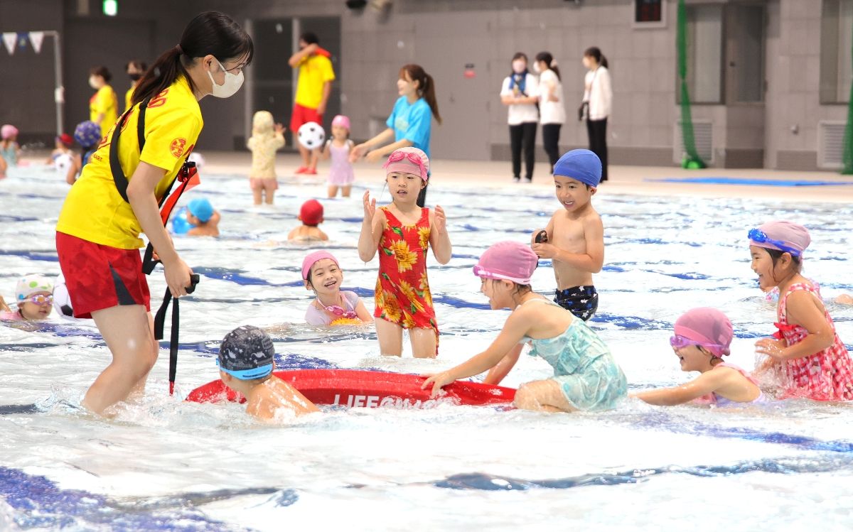 【動画】競泳プールで園児水遊び 佐賀市のＳＡＧＡアクアで体験会
