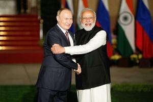　６日、インド・ニューデリーで握手するモディ首相（右）とロシアのプーチン大統領（ロイター＝共同）