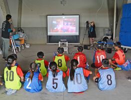 Ｚｏｏｍでニュージーランド陸上代表の選手、コーチと交流する児童ら＝ＳＡＧＡサンライズパーク