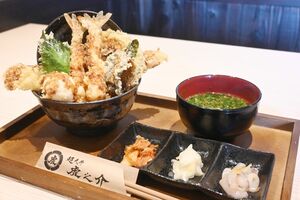 エビ２尾、穴子、名物半熟とろ玉天、大葉、カボチャ、ノリの天ぷらがのった「超天丼」