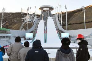 　北京冬季五輪の開幕まで２カ月となった４日、ノルディックスキーのジャンプと複合の国際テスト大会が行われた「国家ジャンプセンター」＝中国河北省張家口（共同）