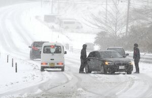 山間部の積雪で立ち往生する車＝７日午後、佐賀市三瀬村のどんぐり村付近（画像の一部を加工しています）