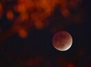 ほぼ皆既の部分月食、佐賀でも観測　夜空に赤銅の月、97％…