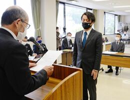 水田強会長（左）からトレーニングファームの修了証を受ける小林洋平さん＝佐賀市富士支所
