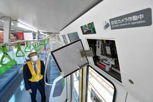 　ＪＲ東日本の山手線車両に設置されている防犯カメラ（上）。その下は非常用ドアコック＝１１月、東京都品川区