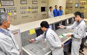 　福井県敦賀市の高速増殖原型炉もんじゅで、使用済み核燃料の取り出し作業を開始する操作員ら＝３０日（代表撮影）