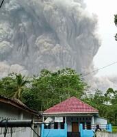 　インドネシア・ジャワ島東部で、噴火したスメル山から出る大規模な噴煙＝４日（インドネシア国家災害対策庁提供・共同）