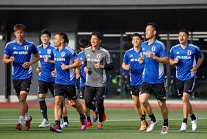 　６月の強化試合に向け、練習を開始した（右から）中山、吉田、遠藤航ら日本代表イレブン＝千葉市内