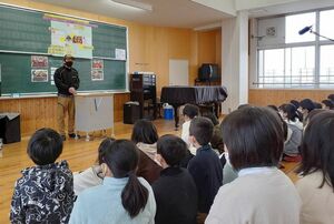子どもたちにポップの意見と感謝を伝える新郷博さん（左奥）＝佐賀市の巨勢小