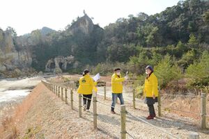 オンラインツアーに向けリハーサルをする観光ガイド＝有田町の泉山磁石場