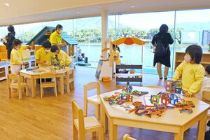 乳幼児向けのブロック遊びのスペースもある＝唐津市原のボートレースからつ