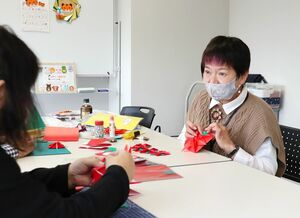 折り紙教室を開く日本折紙協会佐賀支部の青栁伊都子さん（右）＝佐賀市