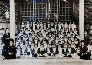 １９１７（大正６）年度の唐津幼稚園の第１期の卒園生たち