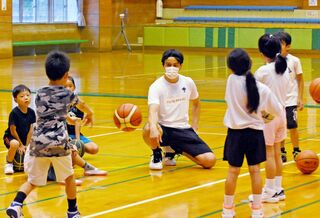 【動画】小中生にバスケットの楽しさを　佐賀バルーナーズ、アカデミー開校