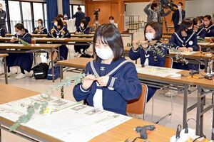 リース作りに取り組む生徒たち＝有田町の佐賀大有田キャンパス
