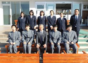 木製ベンチを寄贈した佐賀工業高の建築デザイン部の生徒たち＝佐賀市日の出のＳＡＧＡサンライズパーク