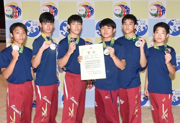新体操男子団体で準優勝した神埼清明のメンバー＝高松市の高松市総合体育館