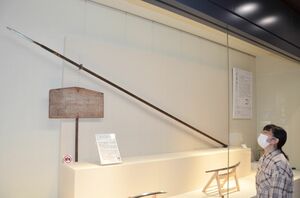 ２階の「刀剣コーナー」に展示している安田作兵衛の槍＝唐津城天守閣