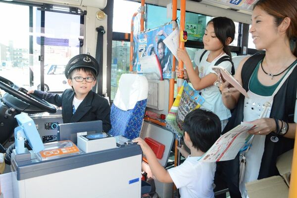 制服姿で子どもたちがバス運転士 体験 バスセンターまつり まちの話題 佐賀新聞ニュース 佐賀新聞live