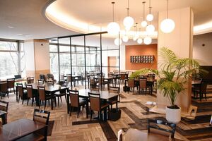 じゅうたんを張り替え、ＬＥＤ照明も導入して明るい空間になったレストラン＝佐賀市のホテルグランデはがくれ