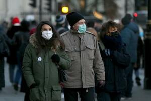 　ロンドンでマスクを着用する人々＝２日（ゲッティ＝共同）