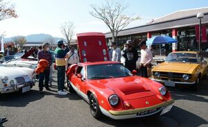 昨年開催のツール・ド・アリタ。ビンテージ車などが並ぶ＝有田町赤坂のアリタセラ