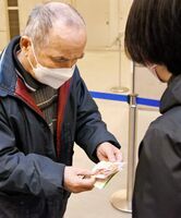 中島潔さんの特別展の来場者に期間限定パッケージの九十九島せんぺいが配布された＝佐賀市の県立美術館
