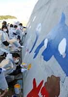 防波堤に絵を描く児童生徒たち＝唐津市の屋形石漁港