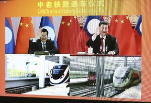 　３日、「ラオス中国鉄道」の開通式にオンラインで出席した中国の習近平国家主席（右上）とラオスのトンルン国家主席（共同）