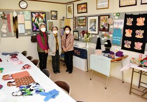 外出自粛中に手掛けた編み物などが並ぶ作品展＝伊万里市の栄町ウェルネスホーム