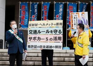 　交通安全県民運動が始まり、愛知県庁で行われたトークイベントで大村秀章知事（右）と話す松平健さん＝１日午前