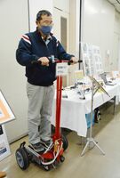 機械科の生徒たちが製作したセグウェィの名で知られる立ち乗り電動二輪車＝有田町の大有田焼会館
