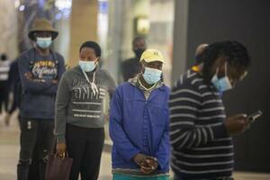 　南アフリカ・ヨハネスブルクの商業施設で、ワクチン接種を受けるために並ぶ人々＝１１月（ＡＰ＝共同）