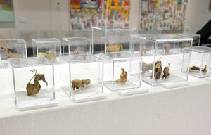 落ち葉で作られた動物たち＝佐賀市の県立博物館
