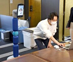 自走式で画面越しに療養者と職員が会話できる案内ロボット＝佐賀市の新型コロナウイルス軽症・無症状者宿泊料用施設
