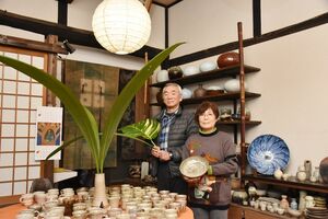 初窯出し展を開く田中邦子さんと、「植物スピーカー」を発案した古賀敬司さん＝多久市東多久町の寒鶯窯